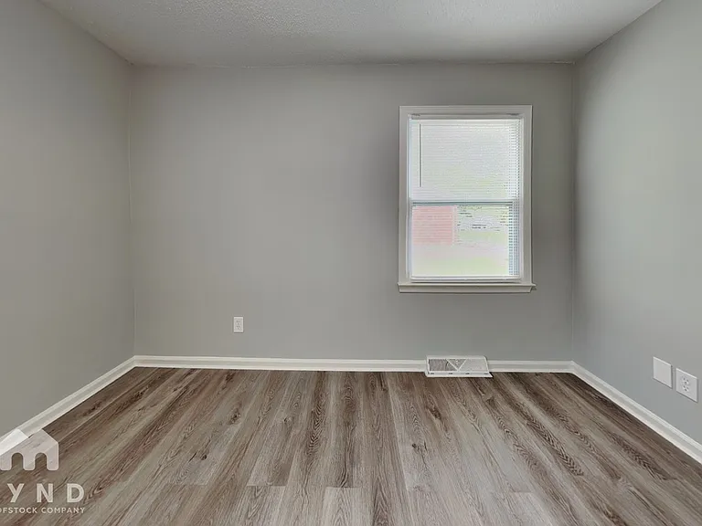 547 Whitethorn Dr — Photo 11