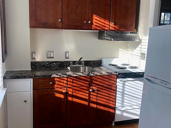 2nd image of 28 Darling St APT 3
