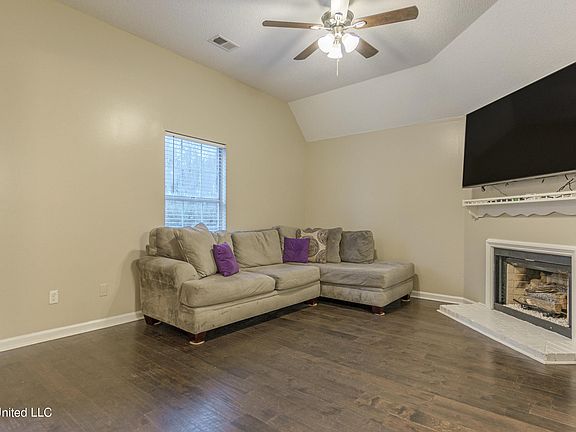 4th image of 506 Creekwood Cir S