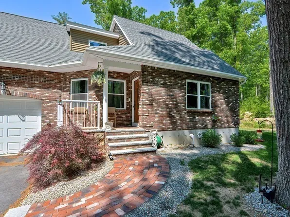 48 E Charlton Rd, Spencer, MA 01562