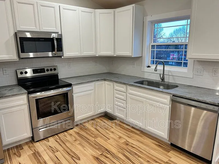 317 Sterling St #B — Photo 11