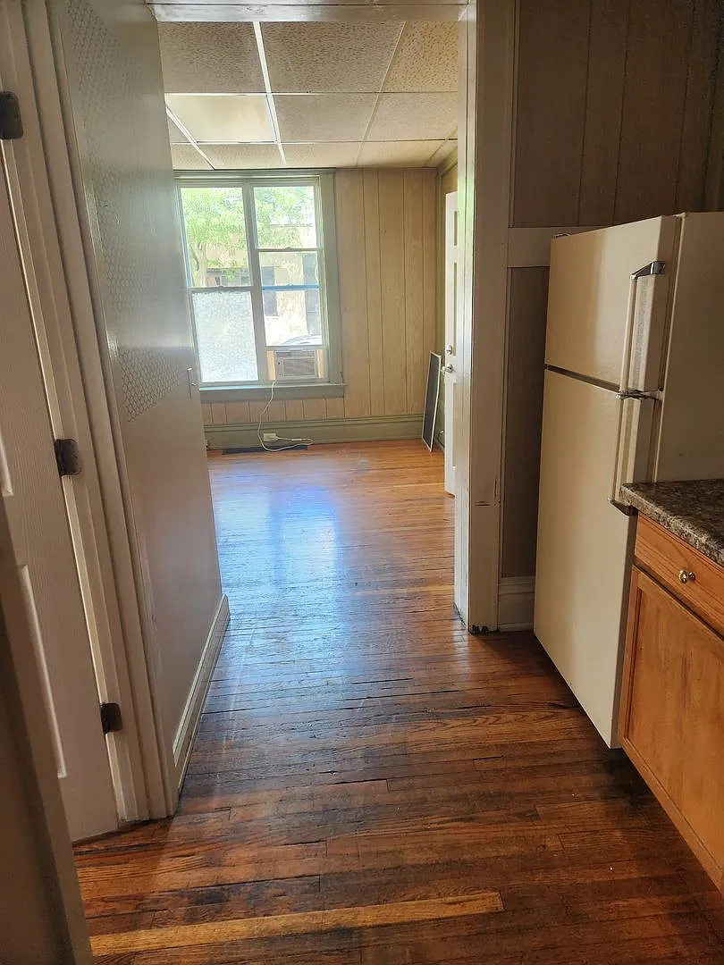 822 — Photo 2