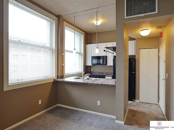4th image of 300 S 16th St APT 402