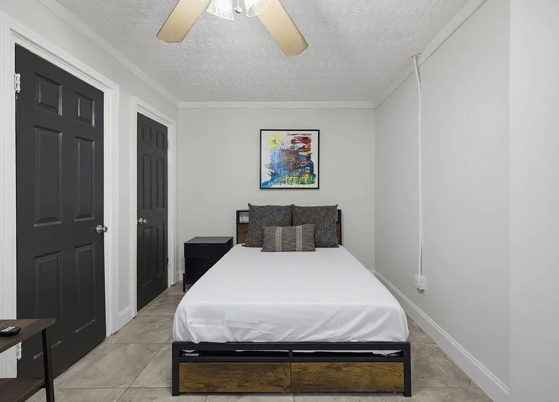 Studio, 1.0 bath, 500 sqft, $1,250 — Photo 2