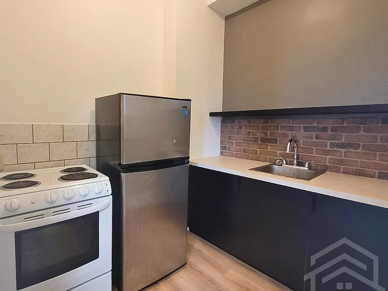 75 Robinson St #1 — Photo 3