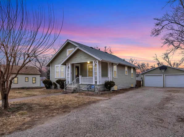 712 E 1st St, Newton, KS 67114