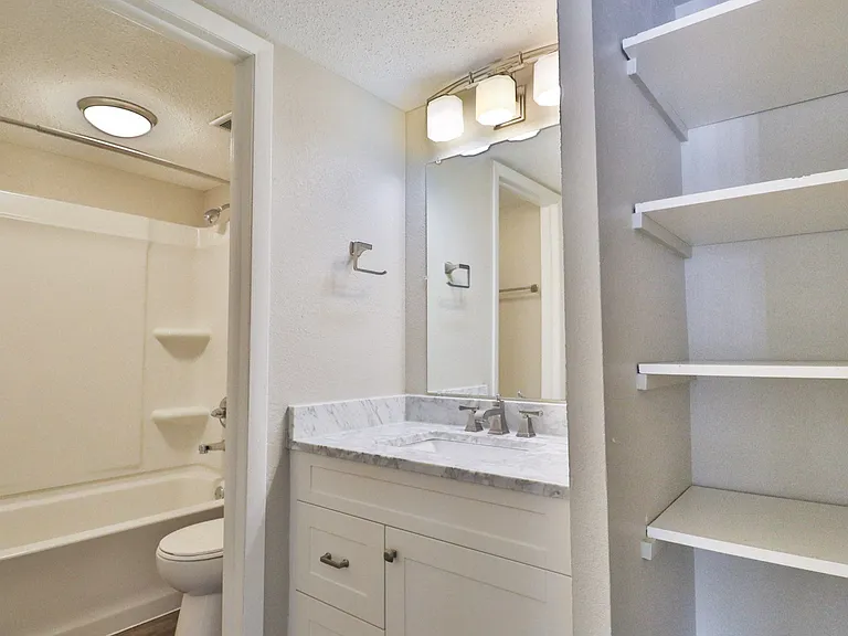 Lake Country Village Apartments — Photo 44