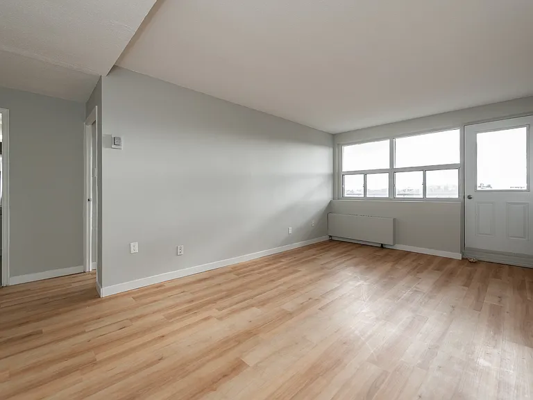 1161 Wellington St W — Photo 39