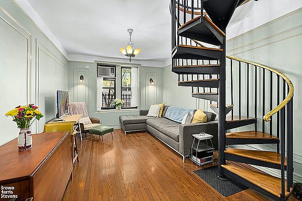 1st image of 451 W 44th St