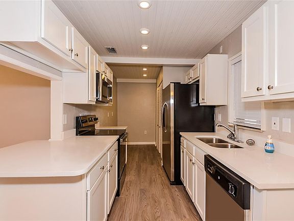2nd image of 2426 Stratford Dr #2426
