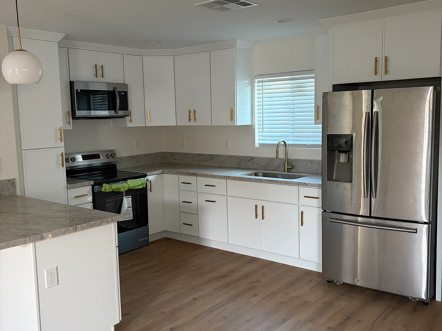 2 bed, 900 sqft, $3,000 — Photo 3