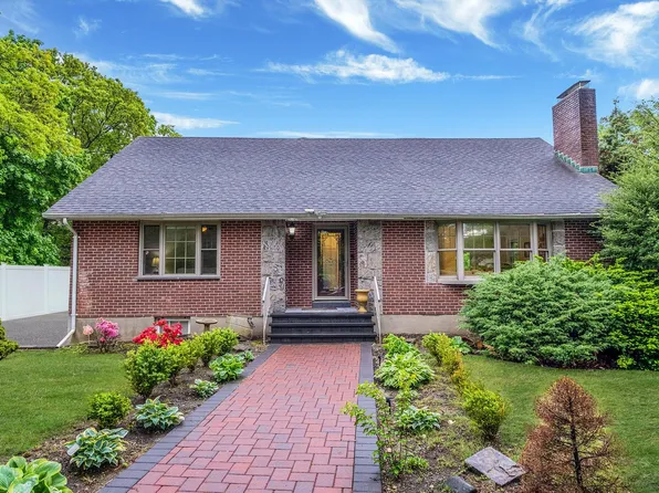112 Clay Pitts Road, Greenlawn, NY 11740