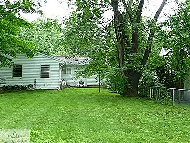 1227 Lilac Ave — Photo 2