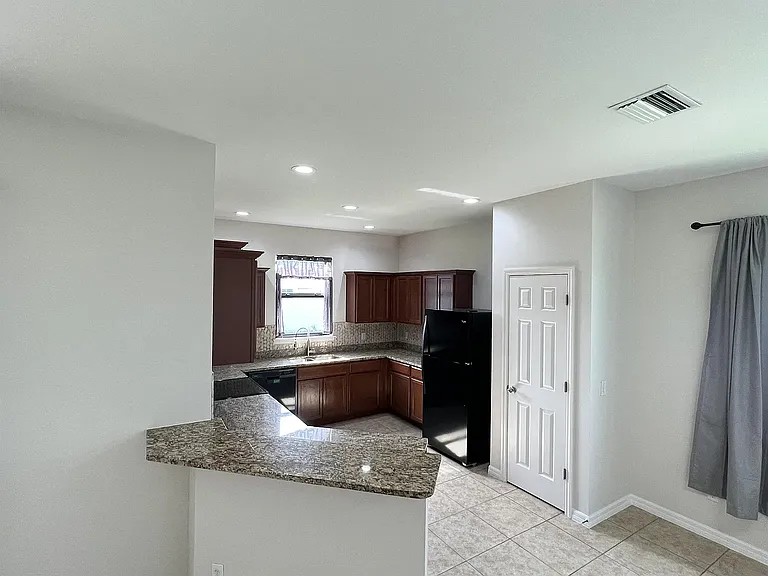 511 NE 19th Pl — Photo 4