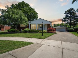 206 Redwood Dr, Troy, MI 48083