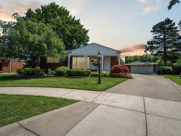 206 Redwood Dr, Troy, MI 48083