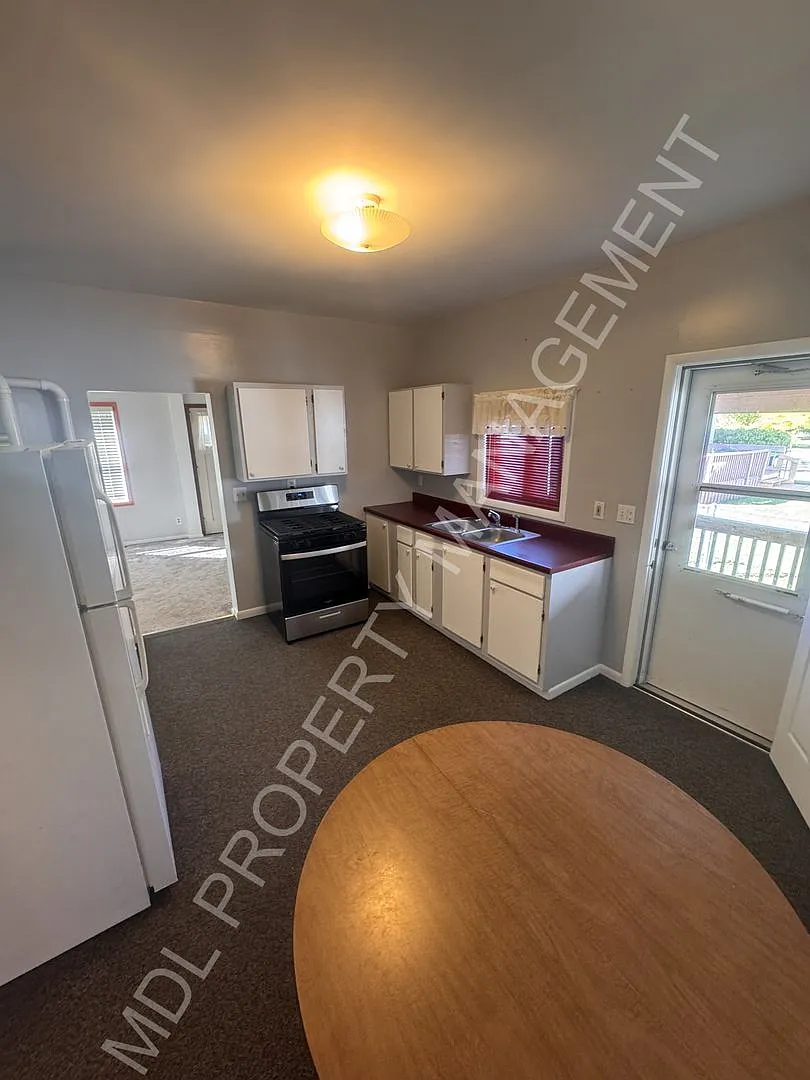 2-Bedroom House in Bay City — Photo 3