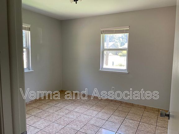 3rd image of 607 SE 10th St
