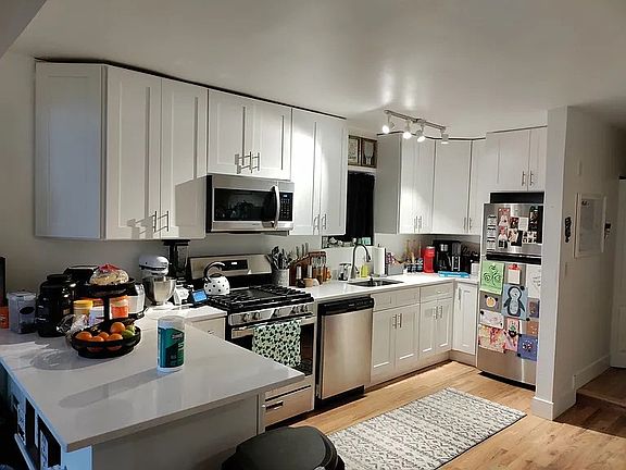 2nd image of 923 S Carpenter St #1F