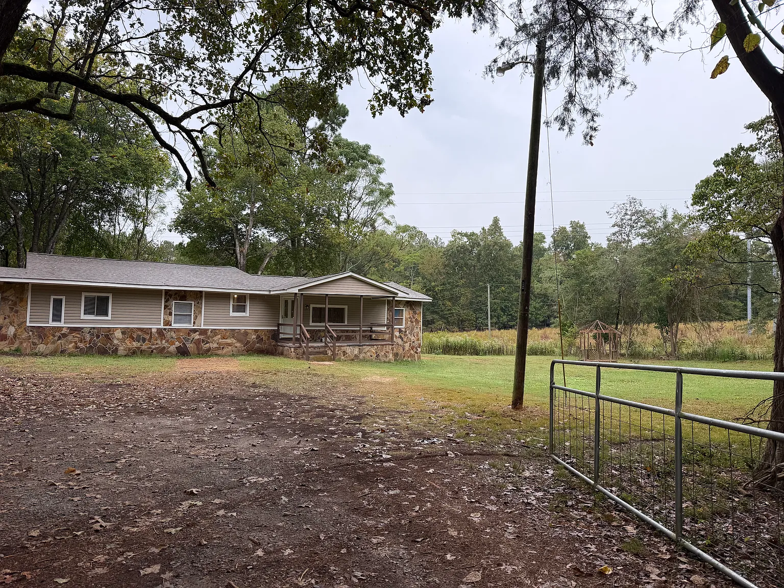 4 bed, 2.5 bath, 1950 sqft, $2,400 — Photo 2