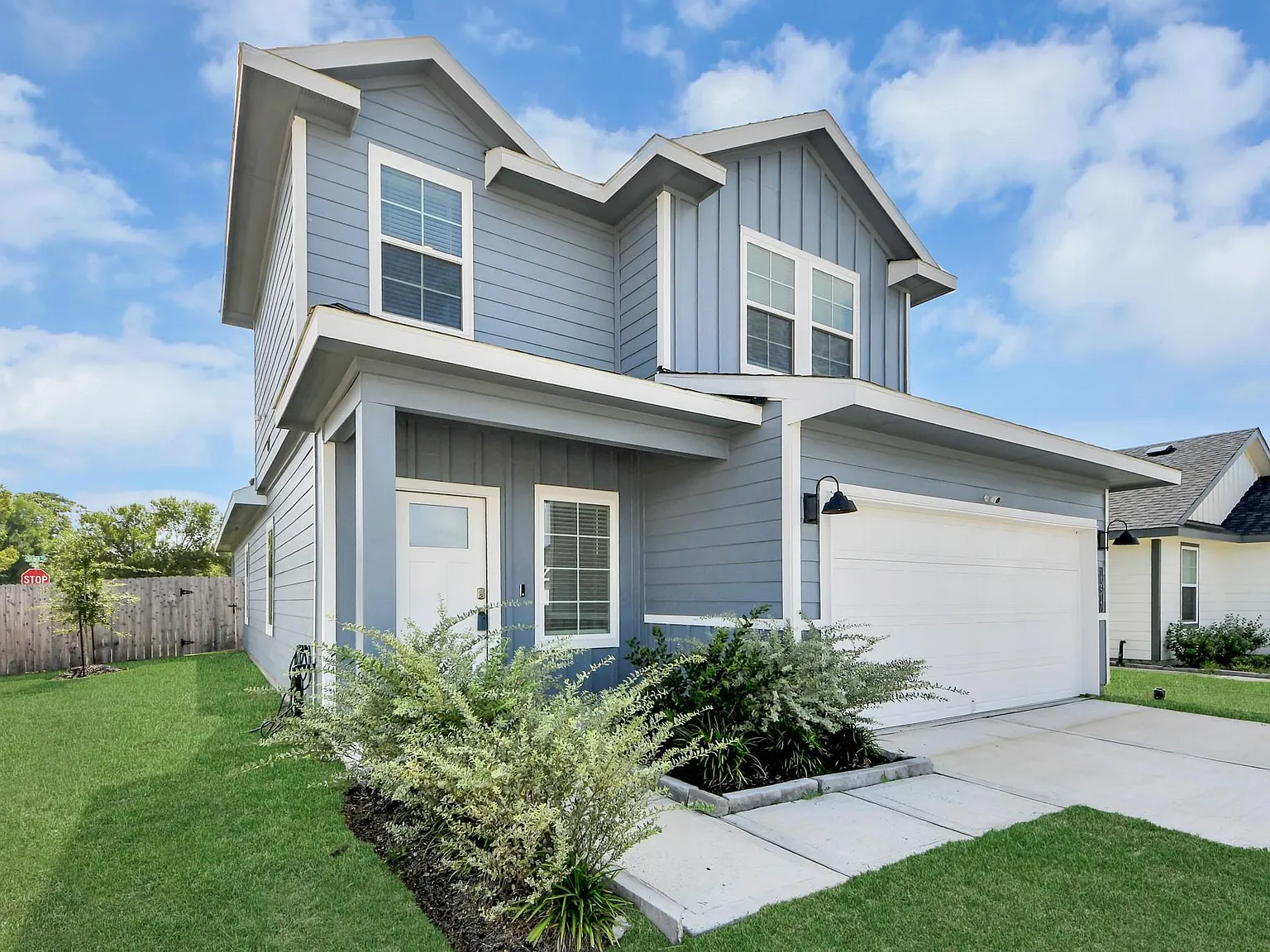 3 bed, 2.5 bath, 1919 sqft, $2,350 — Photo 2
