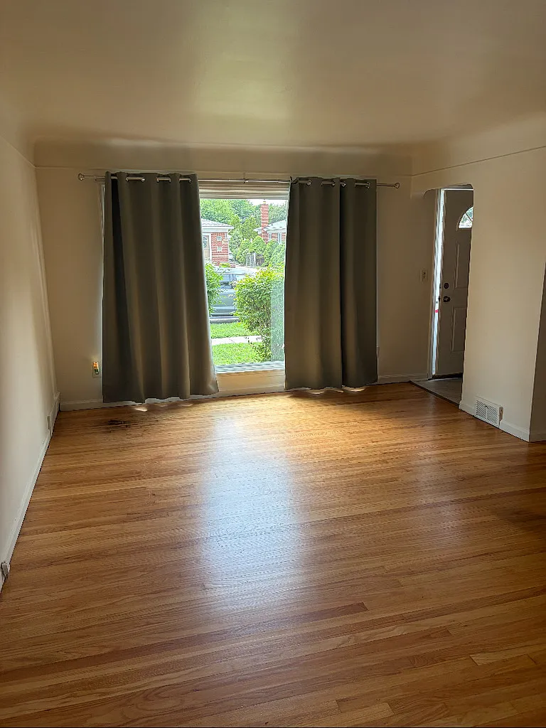 3 bed, 1.5 bath, 1268 sqft, $2,000 — Photo 3