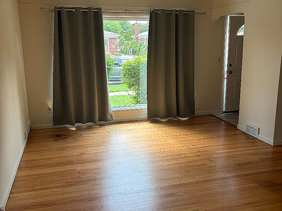 5th image of 8949 Fox Ave