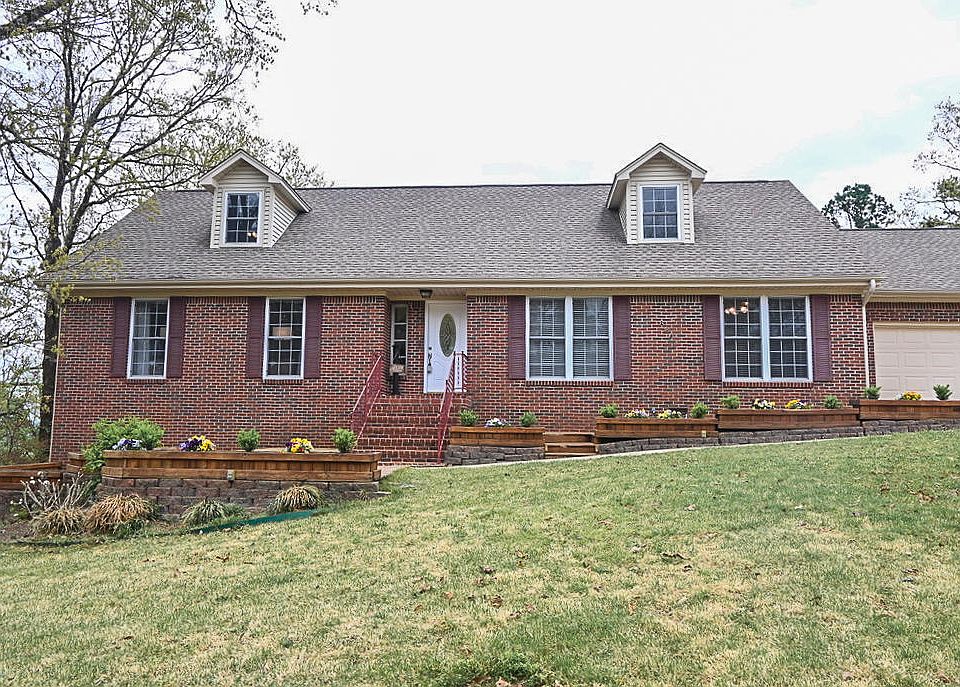 1st image of 204 Canterbury Cir