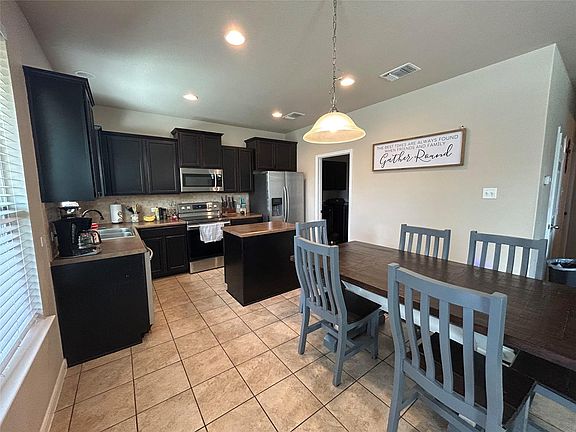 5th image of 1615 Bluebell Cir