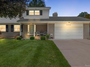5606 N Rainbow Ln, Waterford, MI 48329