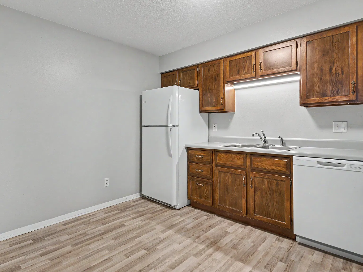2 bed, 1.5 bath, 915 sqft, $925 — Photo 3