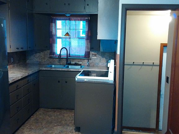 4th image of 1022 Fountain St