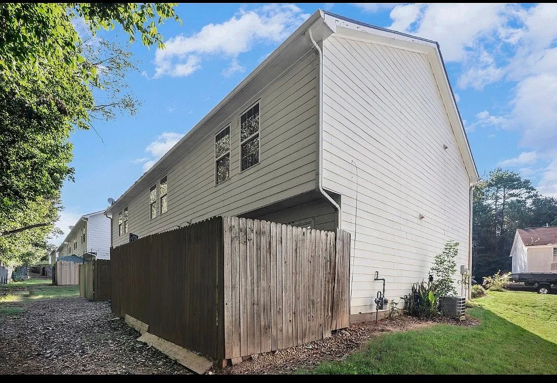 3 bed, 3.0 bath, 1206 sqft, $2,100 — Photo 4