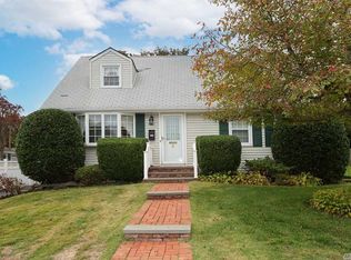 5 Hawthorne Rd, East Norwich, NY 11732