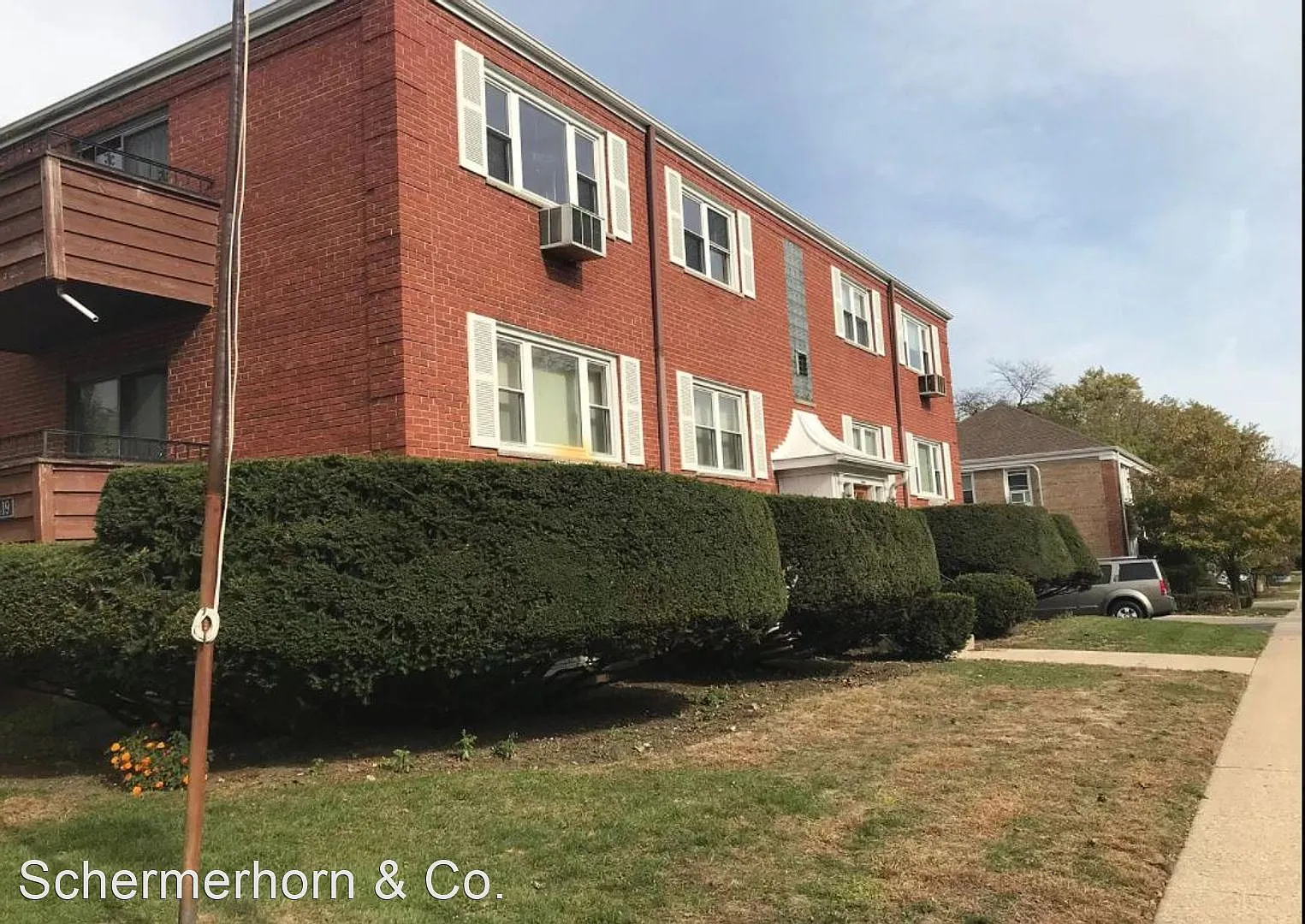 352 - *Sharff Apartments* — Photo 2