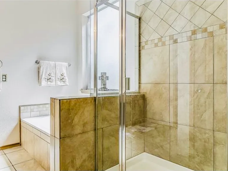 313 Broadmoor Dr — Photo 2