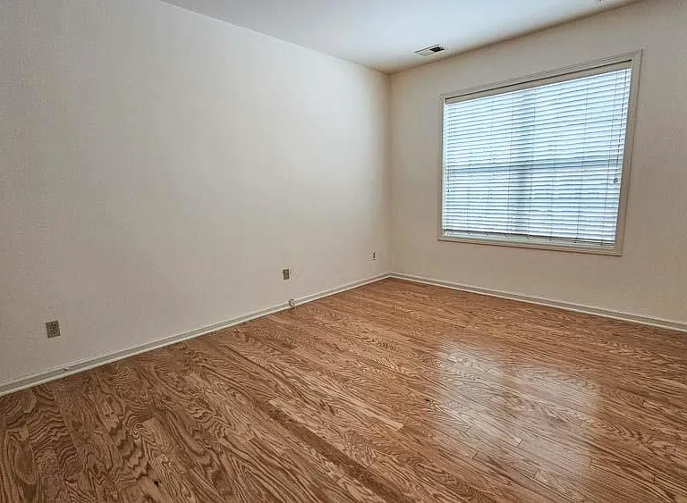305 Canter Ct — Photo 6