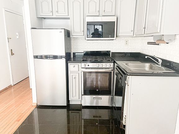 5th image of 212 E 10th St #2F