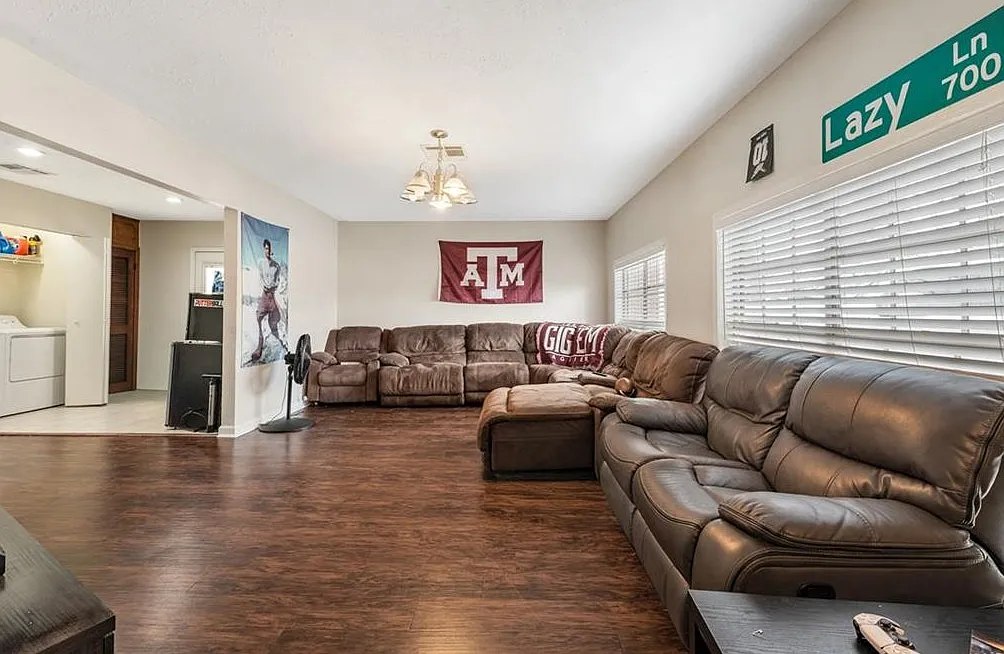 4 bed, 2410 sqft, $1,800 — Photo 2