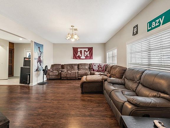 2nd image of 1402 Dominik Dr