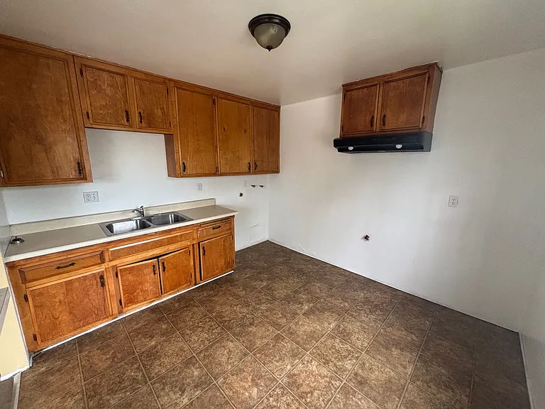 8866 S Wall St — Photo 4