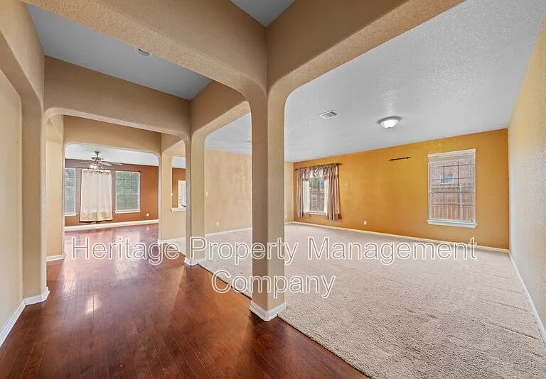 141 Springtree Blf — Photo 6