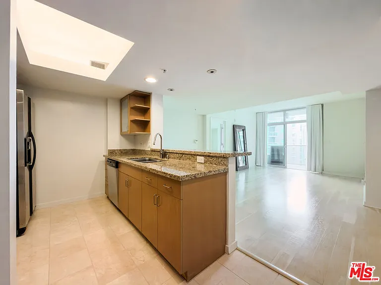 13700 Marina Pointe Dr #1626 — Photo 3
