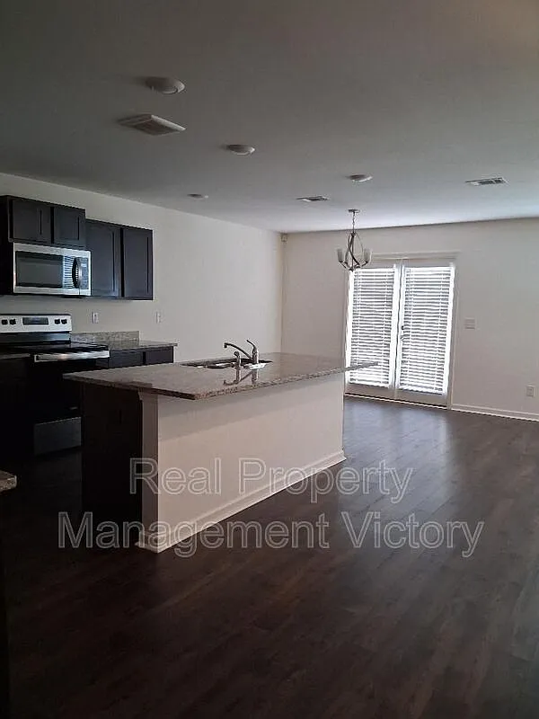 5 bed, 3.0 bath, 2511 sqft, $2,300 — Photo 4