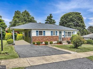 2 Hunter Ln, Camp Hill, PA 17011