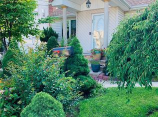 32 Remsen St, Elmont, NY 11003