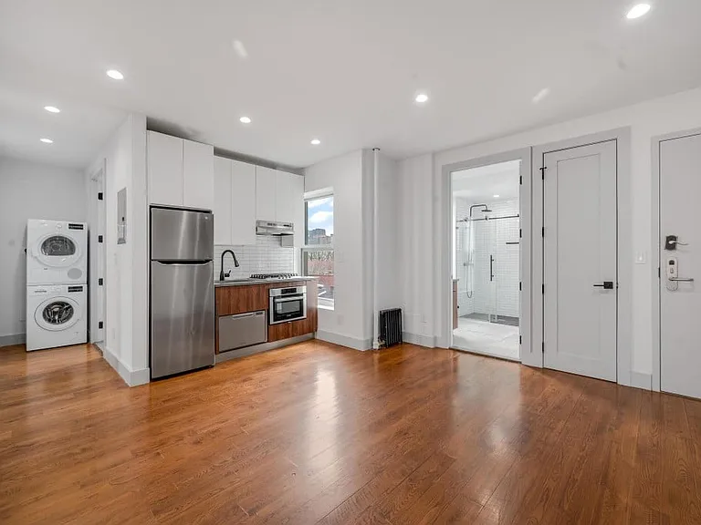 629 E 5th St #10 — Photo 8