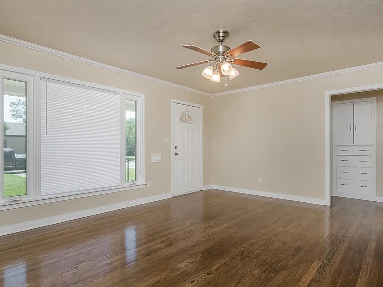 1612 Crockett St — Photo 3