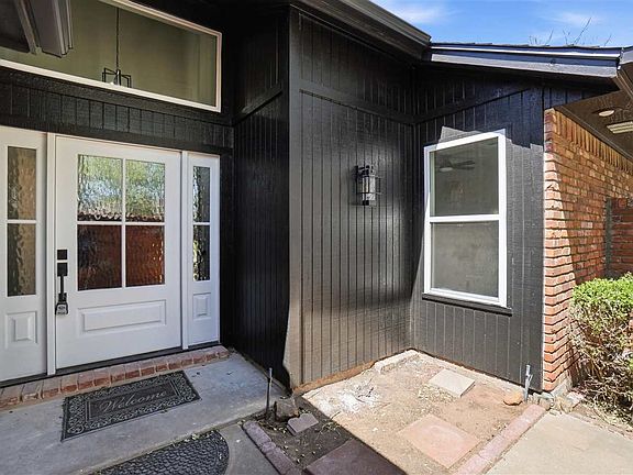 4th image of 652 NW Waterford Dr