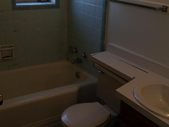 4th image of 826 Uhrig Ave